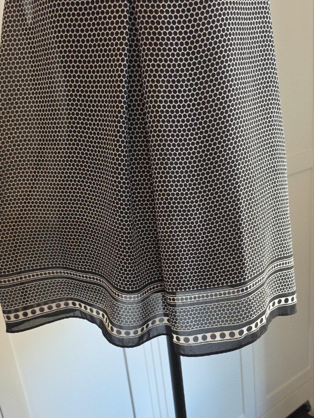 Max Studio Black & White Sleeveless V-Neck Geometric Top - Picture 6 of 10